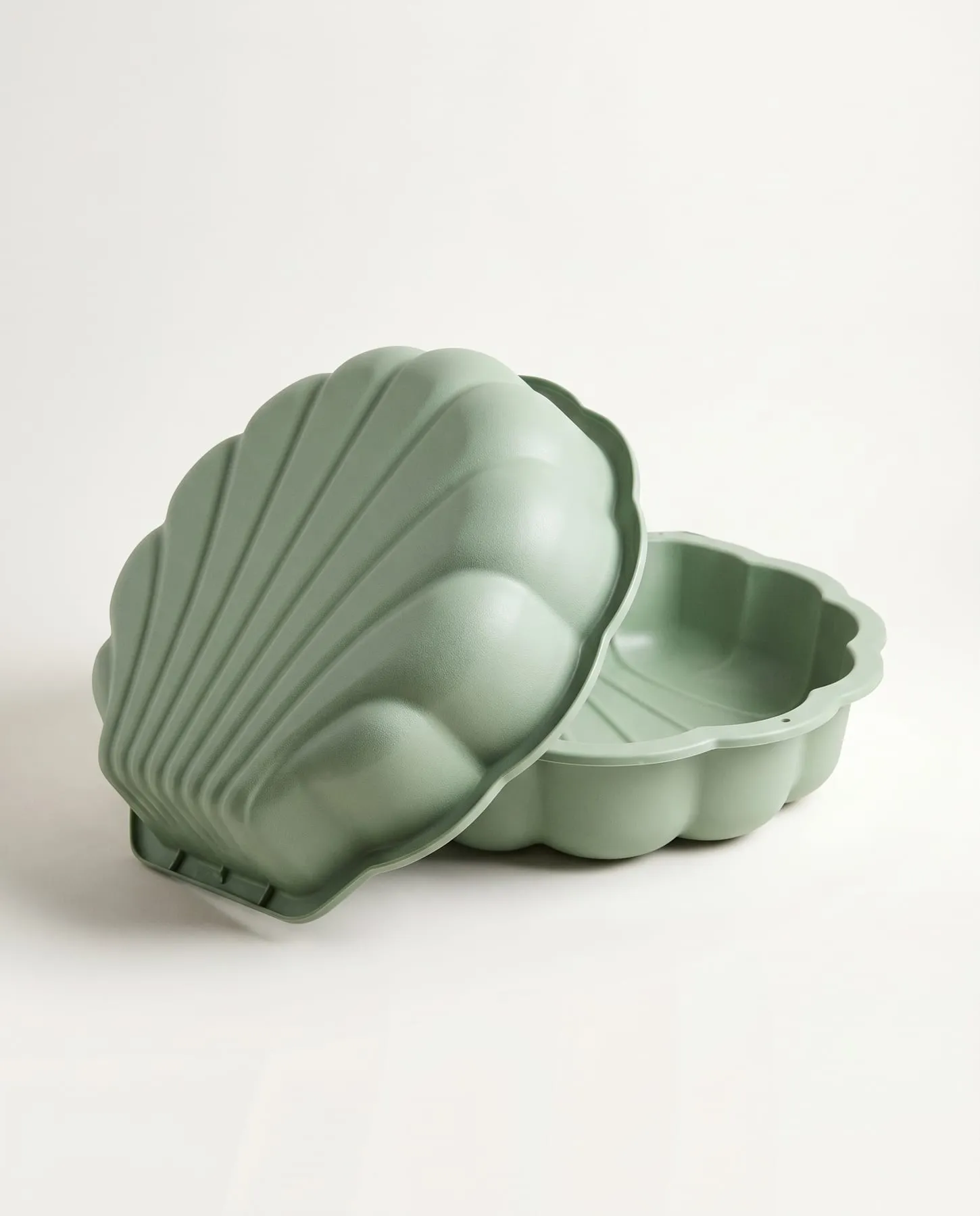 Clam-shell sandpit